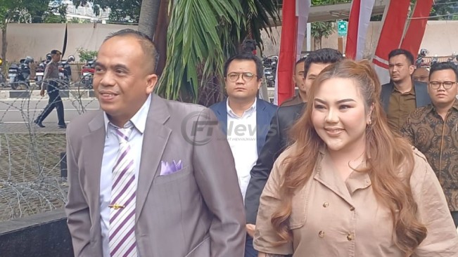 Lisa Mariana Diperiksa KPK kasus korupsi Bank BJB yang menyeret nama Ridwan Kamil, Jumat (22_8_2025). [FTNews.co.id_Selvianus Kopong Basar] 